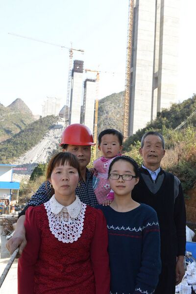 File:JiayanBridgeFamily.jpg