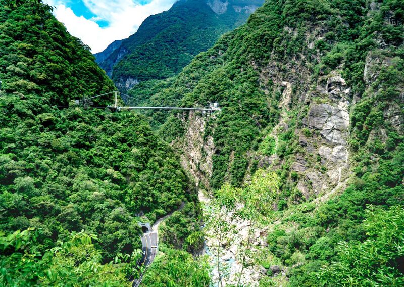 File:Shanyue FootbridgeMountains.jpg