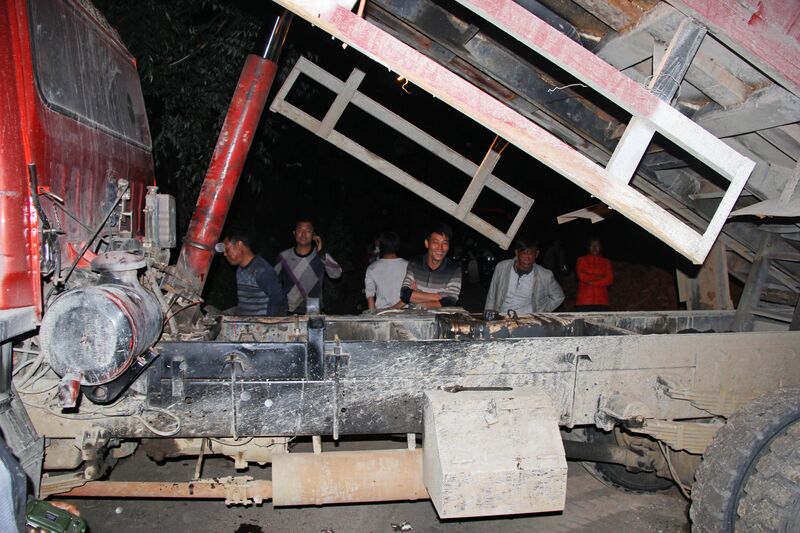 File:250YunnanDugeBrokenTruck.jpg
