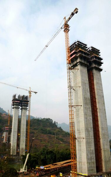 File:Fengzuijiang84mtrPiers1700mtrLong.jpg