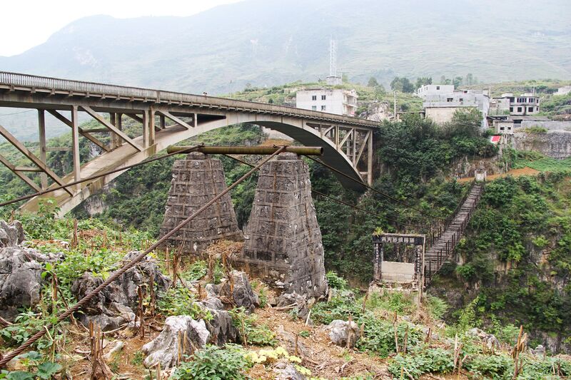 File:LuoluFootbridgeCables.jpg