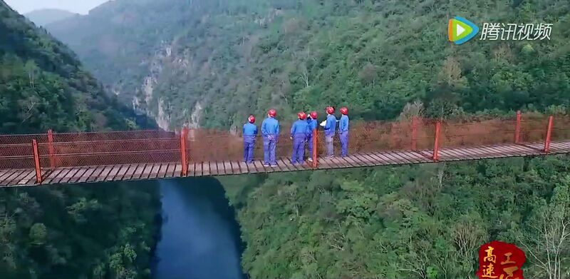 File:MengdongheFootbridgeWorkers.jpg