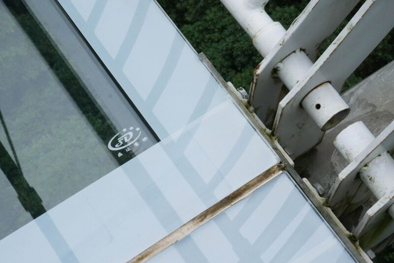 File:Sanxia Zhuhai Glass FootbridgeClose.JPG