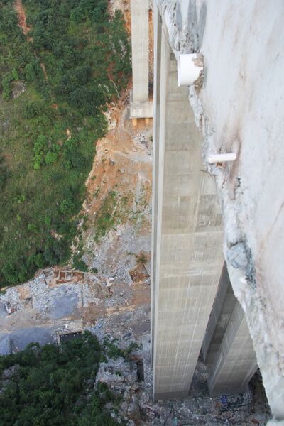 File:XinzhaiPier&Valley.jpg