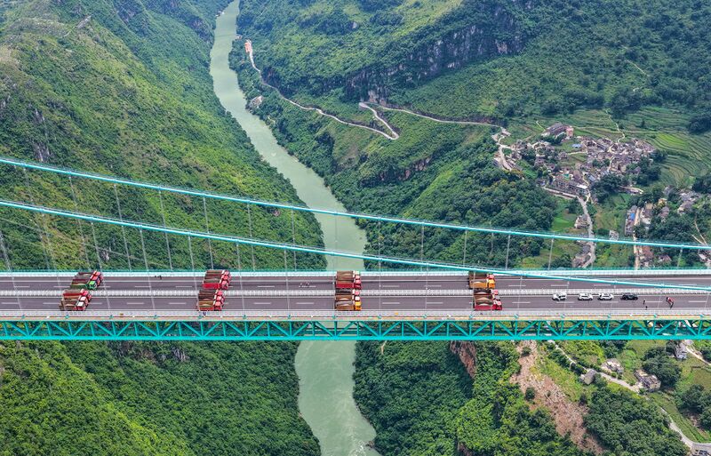 File:HuajiangTrucks.JPG