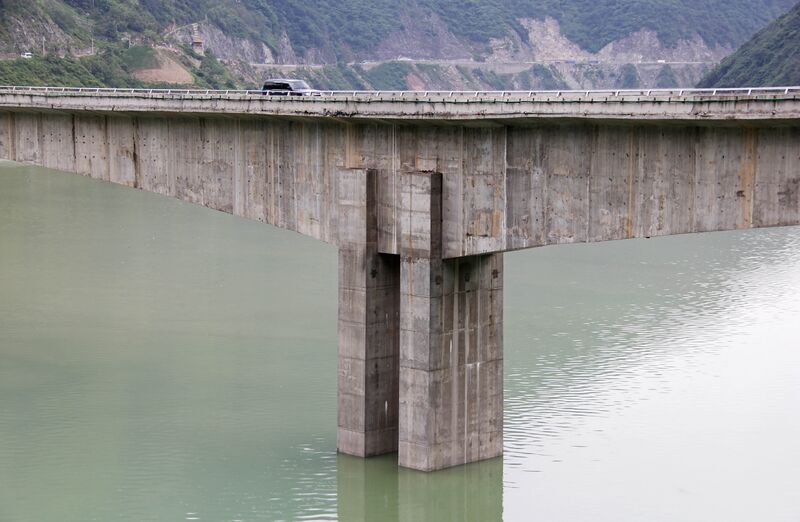 File:LianghekouLonglensPierWater.jpg