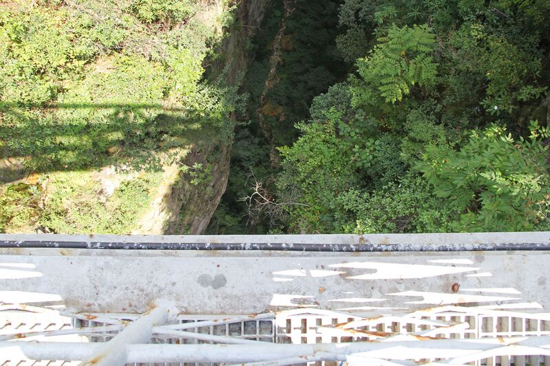 File:ZhangjiajieParkFootbridgeStraightDown.jpg