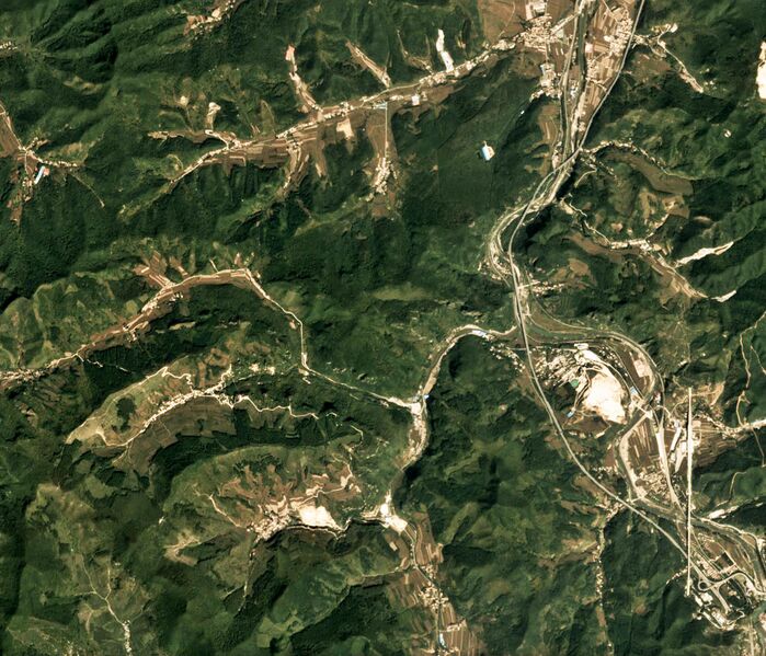 File:BenxiFootbridgeSatelliteWide.jpg