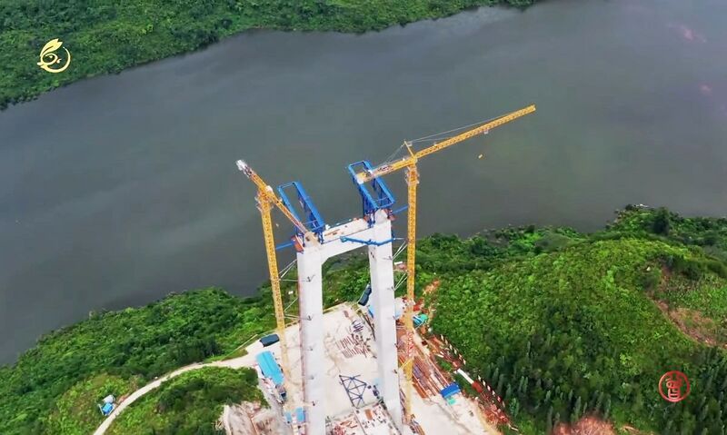 File:KaizhouhuTowerCraneLake.jpg