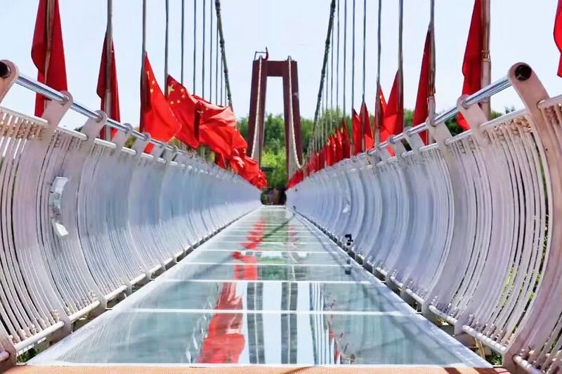 File:Linxia Beiyuan glass Deck.jpg