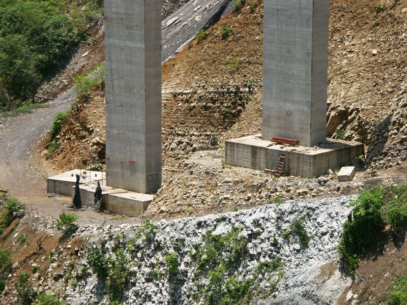 File:XicotepecSlopePiers.jpg