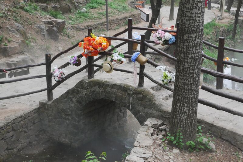 File:Yunqiushan GlassSmallArch.JPG