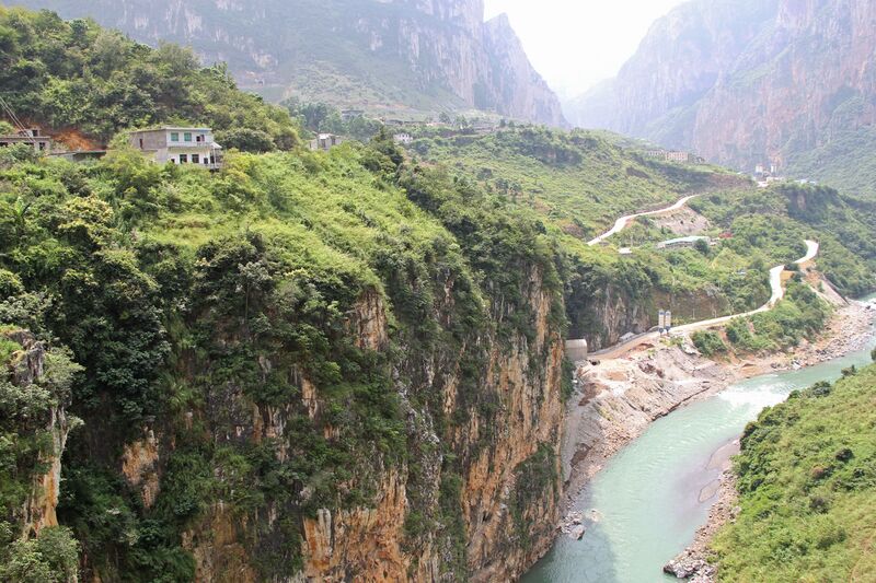File:BeipanjiangFadeUpstreamMountains.jpg