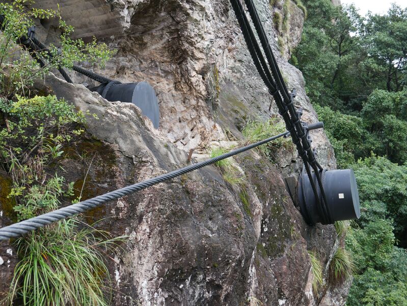 File:FangdongYandangGlassFootbridgeAnchorWall.JPG