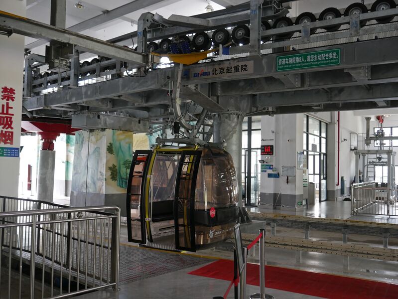 File:Shiniushan GlassRopewayCars3.JPG