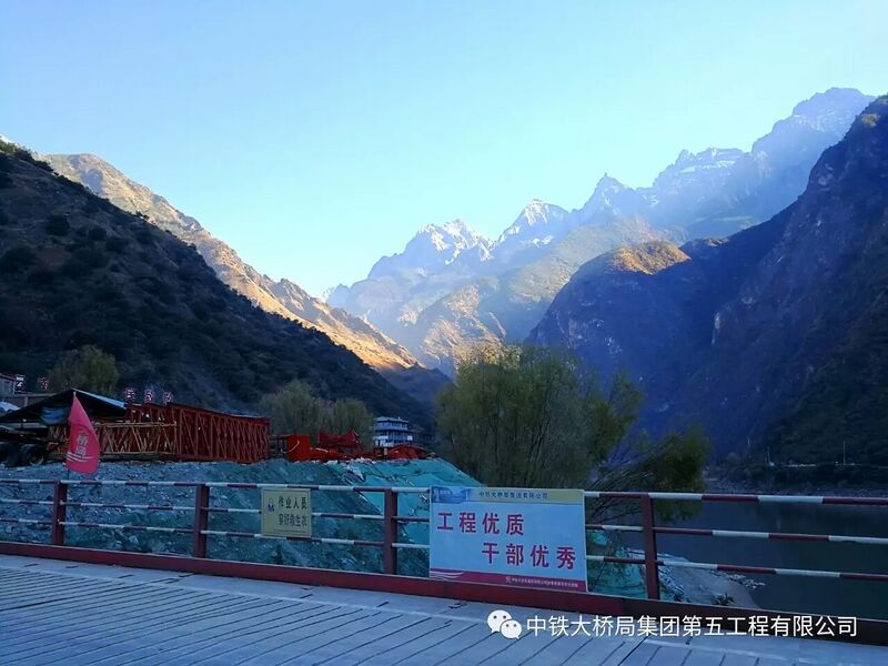 File:Hutiaoxia temporary bridge.jpg