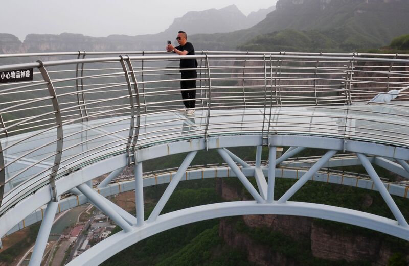 File:Taihang GlassPlatformPhotoGuy.JPG