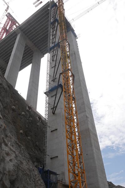 File:GuniuheCraneYellowElevator.JPG
