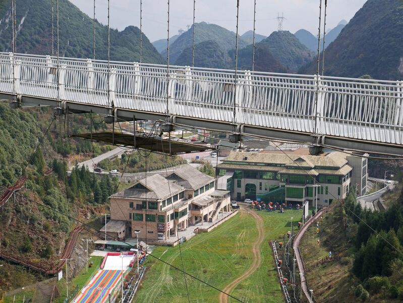 File:Liupanshui MeihuashanRailingsLonglens.JPG
