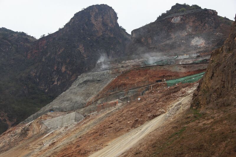 File:LvzhijiangSlopeHighView.JPG