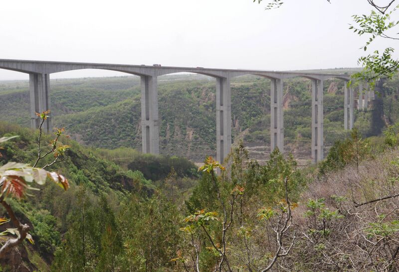 File:SanshuiheValleyFar.JPG