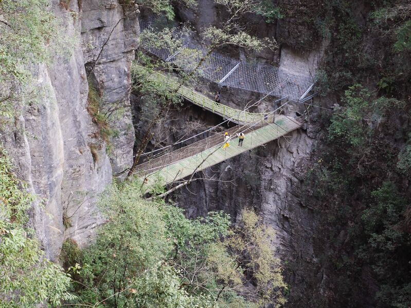 File:Tiandi Footbridge3.JPG