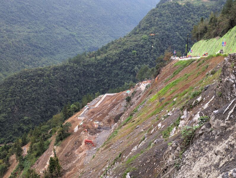 File:Zhongjianhe RailwayEastSlope.jpg