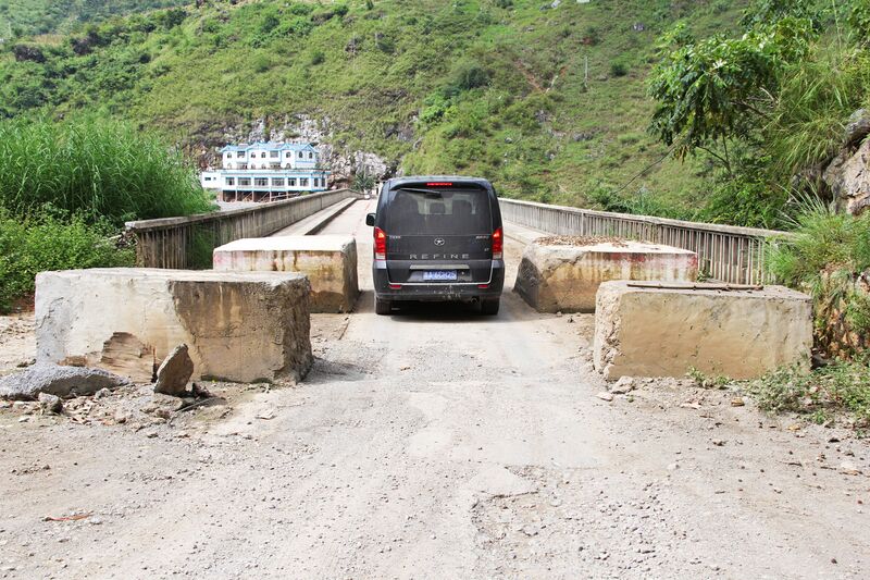 File:BeipanjiangFadeBarriersEntrance.jpg