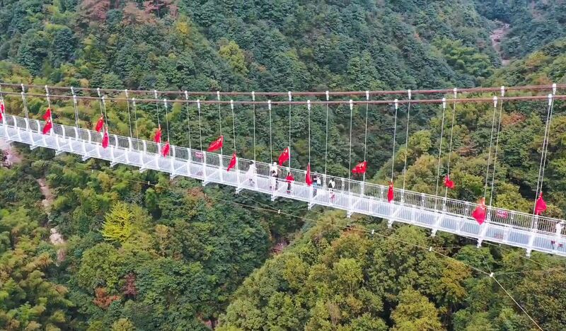 File:Danshanchishui Glass FlagCables.jpg