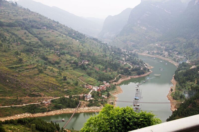 File:LuoluAreaDoubleFootbridges.jpg