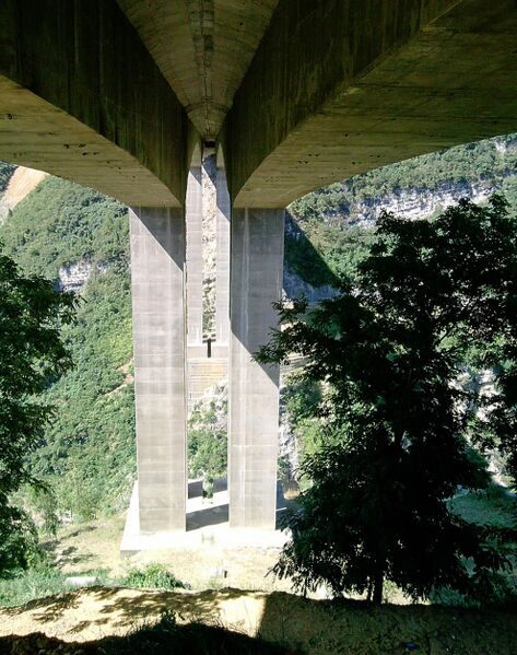 File:MaotaiUnderBeam2.jpg
