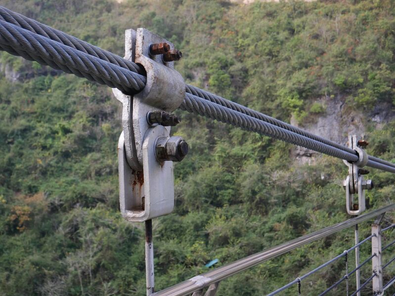 File:MotanyunFootbridgeClamps.JPG