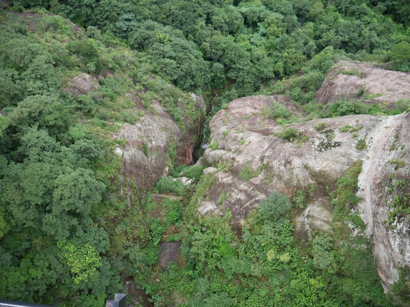 File:FangdongYandangGlassFootbridgelCreekBottom.JPG