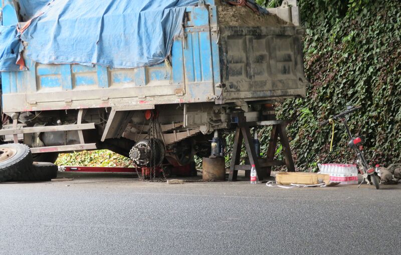 File:525WanzhouTruckBreakDown.JPG
