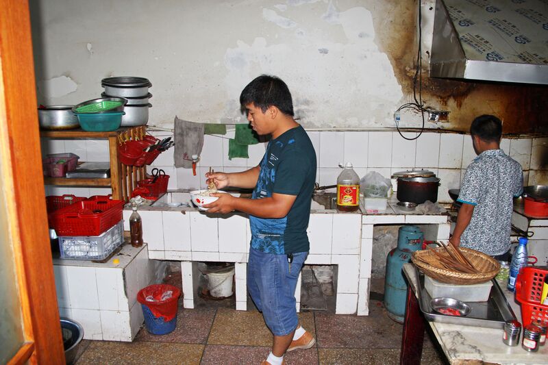 File:72AizhaiKitchenChen.jpg