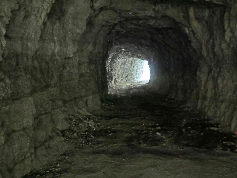 File:BuyunFootbridgeClosedTunnel.JPG