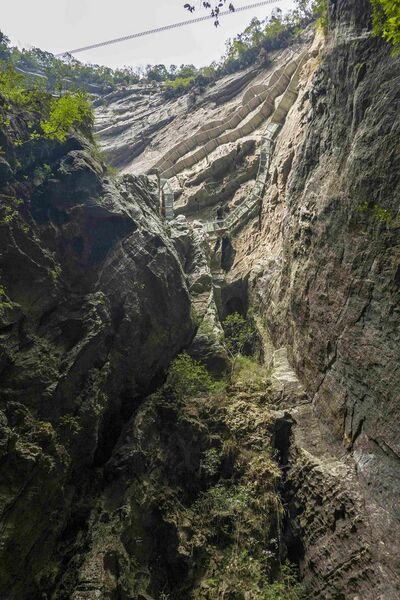 File:Luocheng TiankengViewUp.jpg