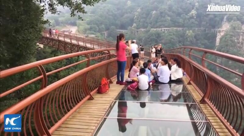 File:Shaohua Mountain Glasswalk Descent.jpg