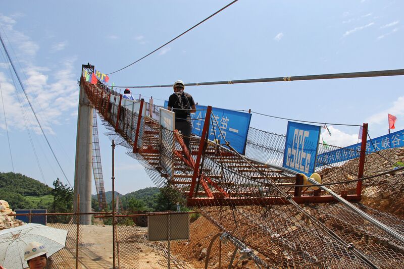 File:ZhangjiajieGlassCatwalkSunnyByEric.jpg