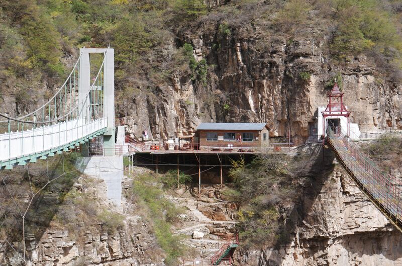 File:Tianjishan FootbridgeMiddleBuilding.JPG