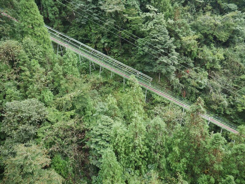 File:LingjiangyuanMountainCoasterLiftSection.JPG