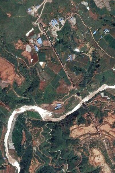 File:QinglingheRailwaySatellite.jpg