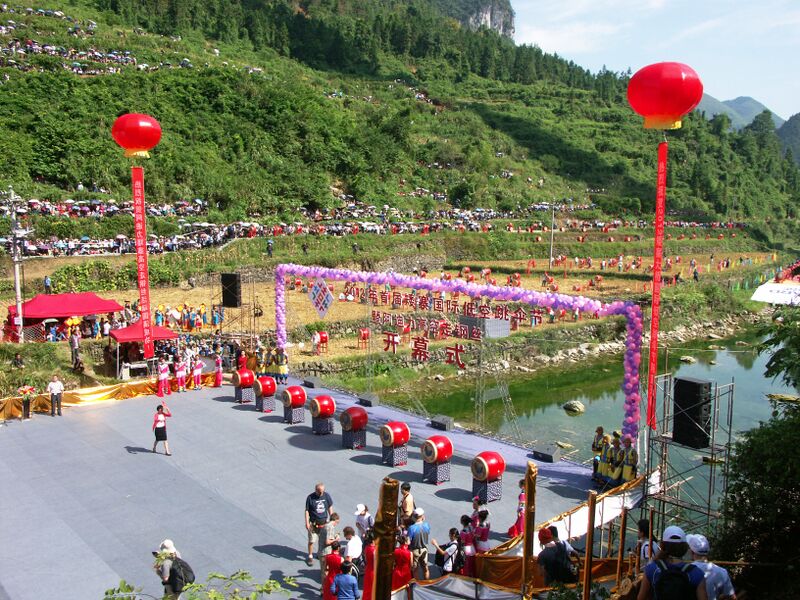 File:4AizhaiStage&Balloons.jpg