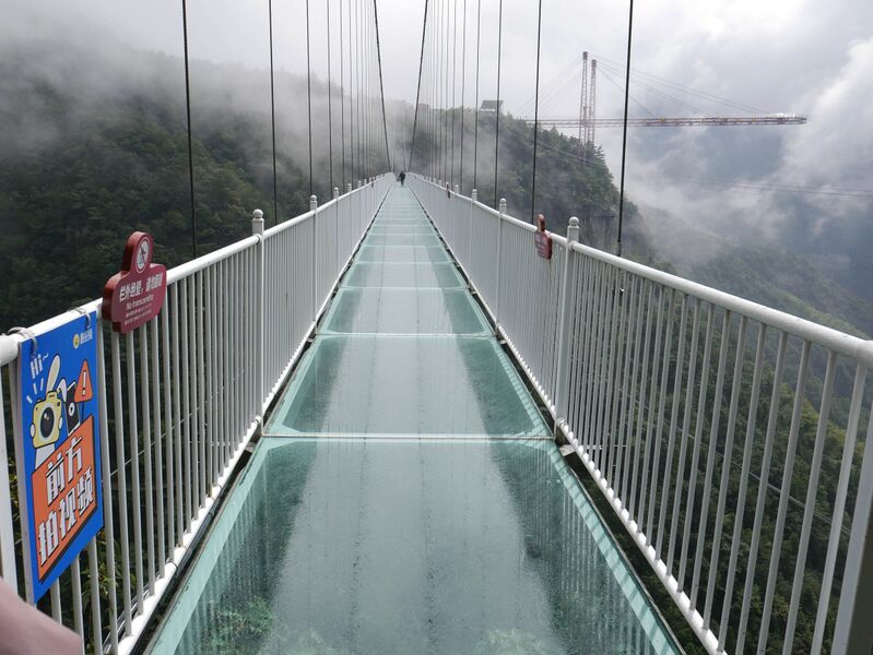 File:LingjiangyuanGlassFootbridgeDeck.JPG