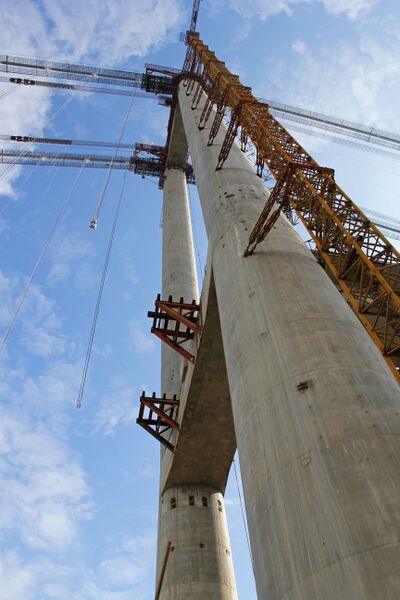 File:LongjiangTowerToBlueSky.jpg