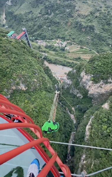 File:NizhuheBASEParachuteFlip.jpg