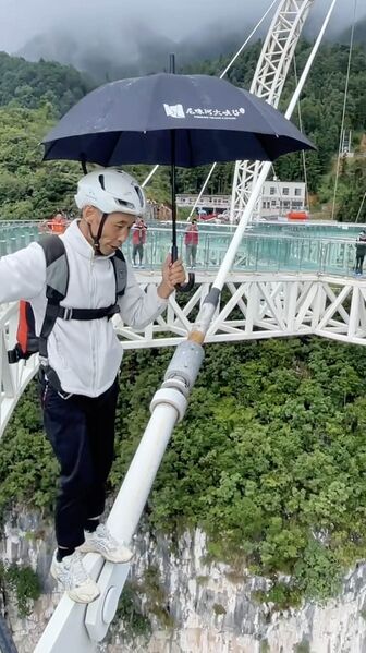 File:NizhuheGlassBASEumbrellaJump.jpg