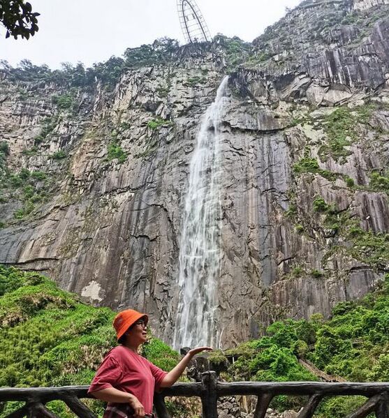 File:ShiniushanGlassWaterfallDrop.jpg