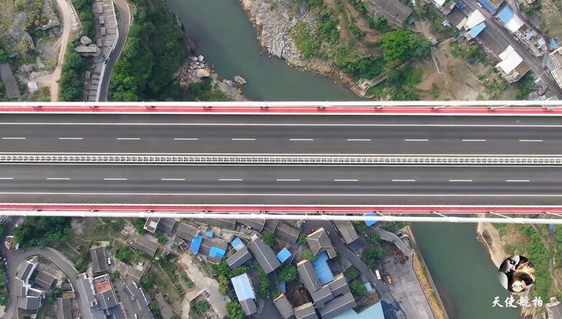 File:Chishuihe Bridge HongjunDroneDeckDown.jpg