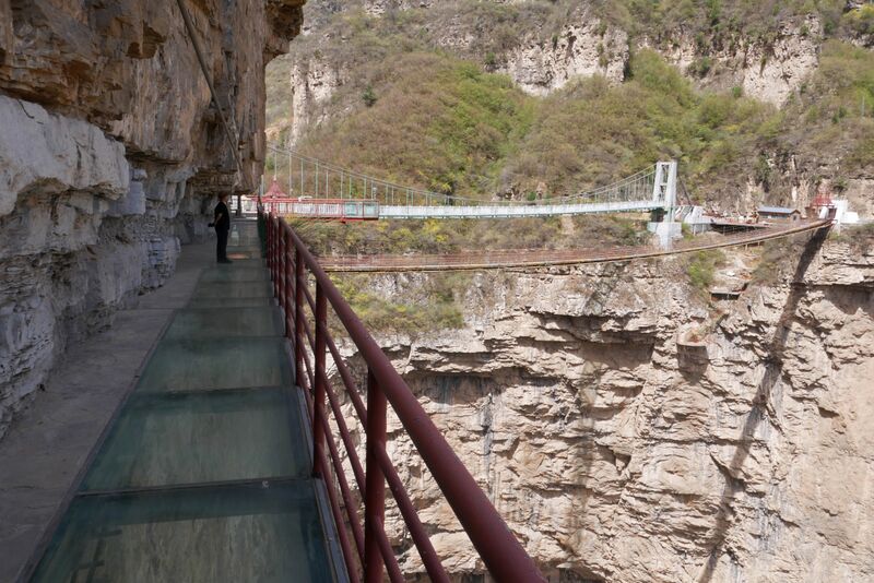 File:Tianjishan GlassCliffwalkRailings.JPG